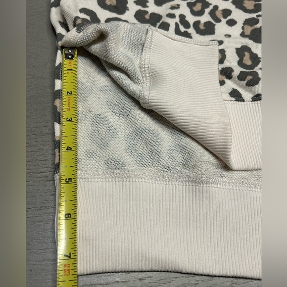 American Eagle Cheetah Crewneck Oversized Jegging Fit. Slit Sides. Women’s Small - Picture 7 of 15